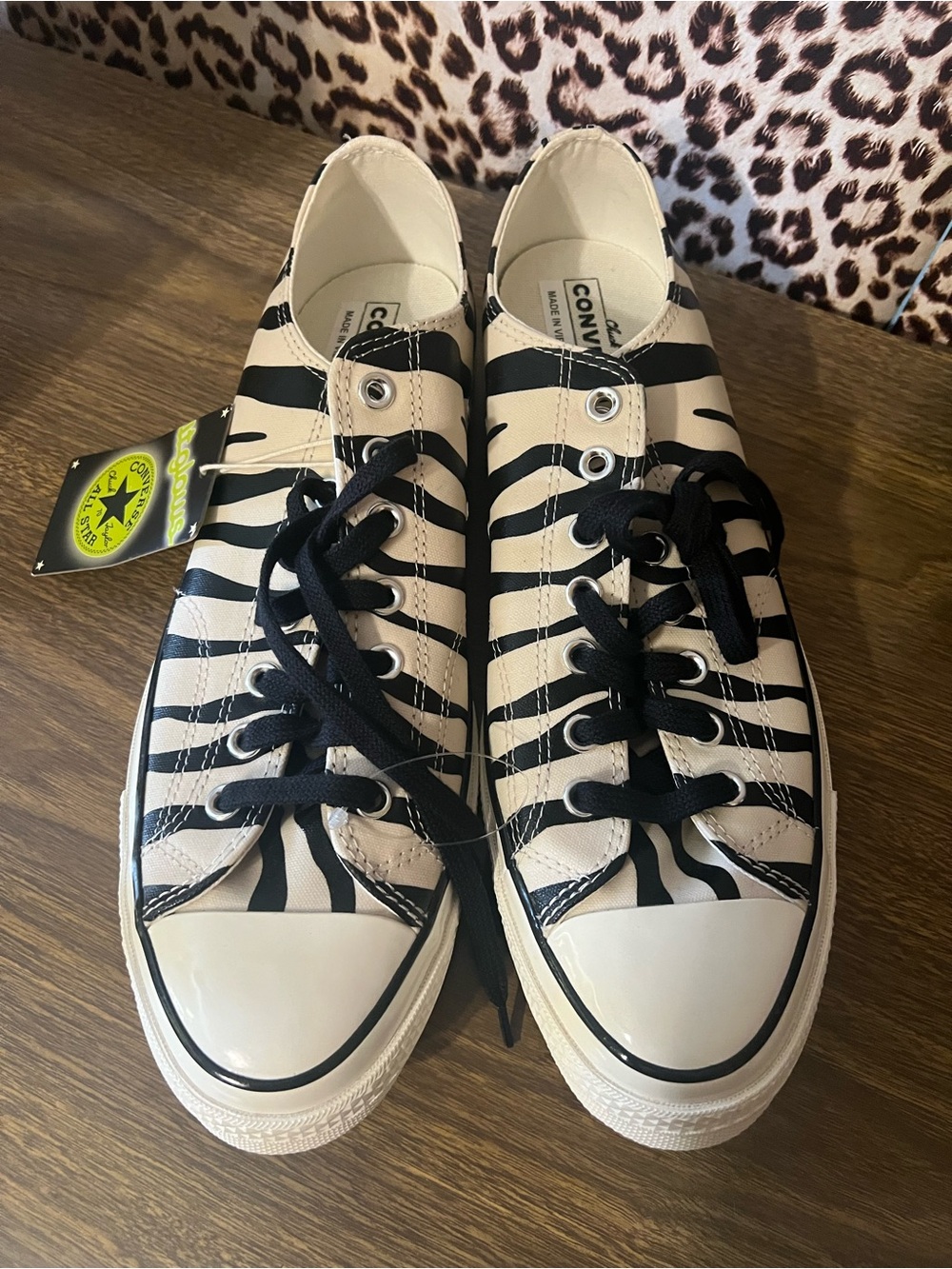 Converse Zebra Glow In Dark Men’s 12 (women's 14) NWT